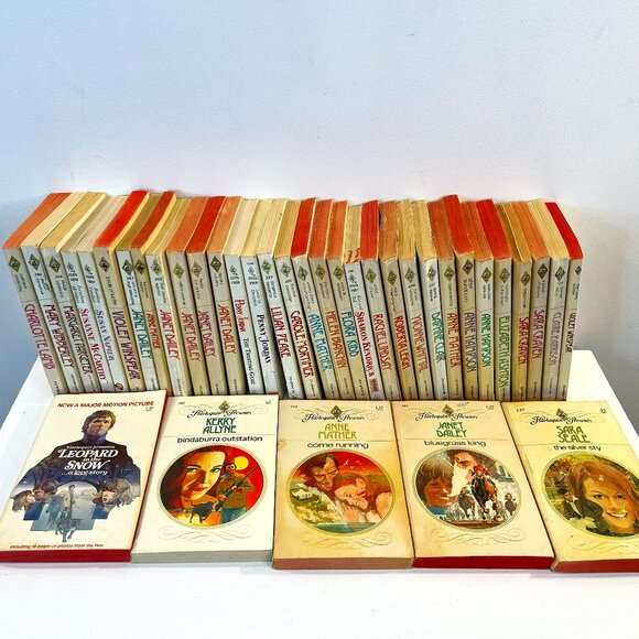 Large Lot of 37 Vintage "Harlequin Presents" Romantic Novels - Good condition! - Picture 1 of 8